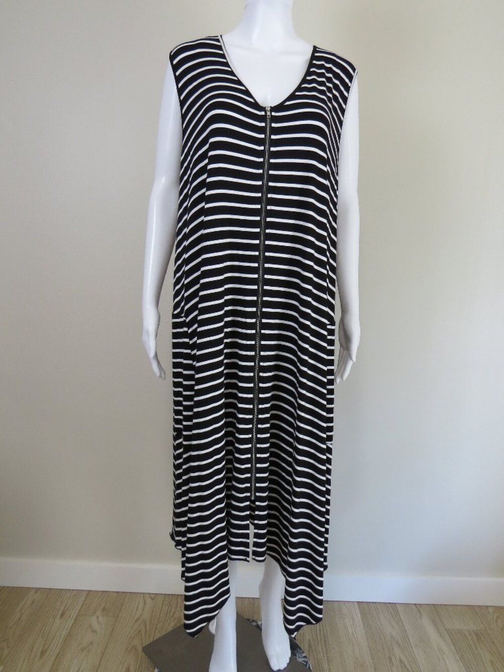 Comfy USA Striped Maxi Dress, Sleeveless, Zip Front Detail SIZE 3X Black & White